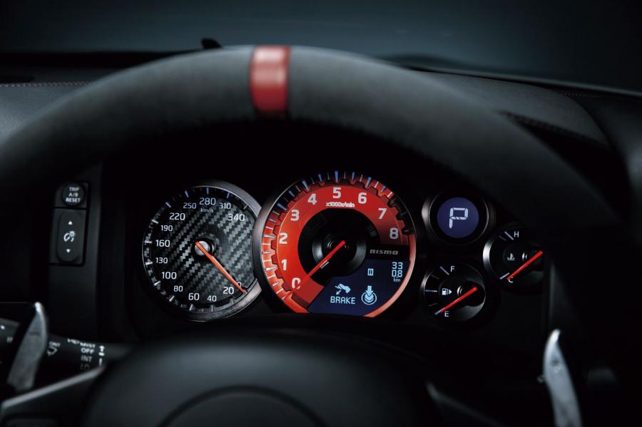 Nissan GT-R Nismo 2015 года  (фото 12 из 14)